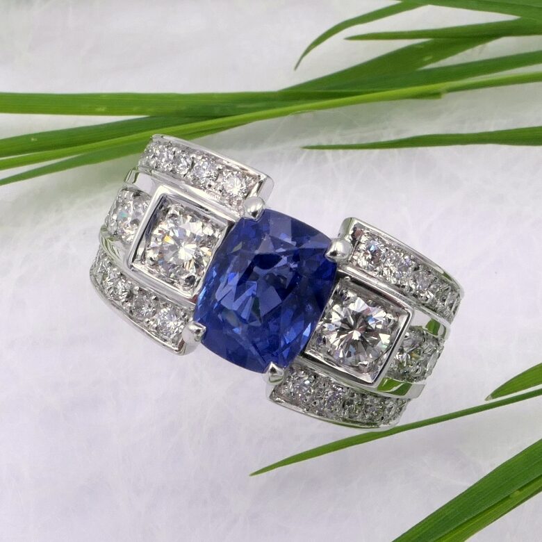 Image bague sertie de saphir bleu et autres pierres précieuses